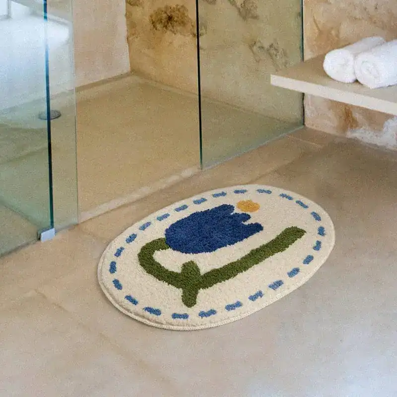 Ovaal badmat met blauwe tulpenprint, antislip, badkamer.