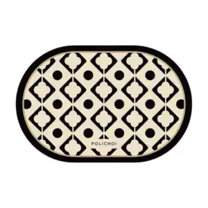 Ovaal beige badmat met zwart geometrisch patroon en rand.