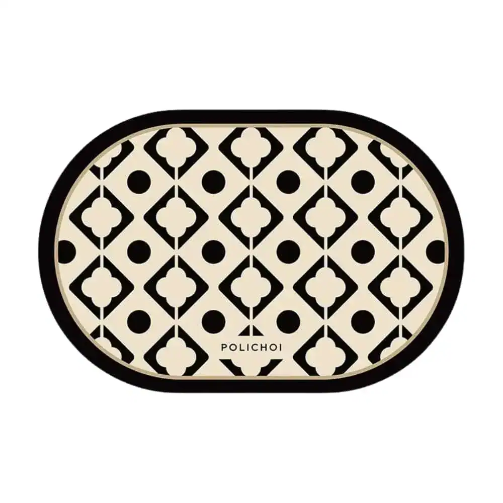 Ovaal beige badmat met zwart geometrisch patroon en rand.