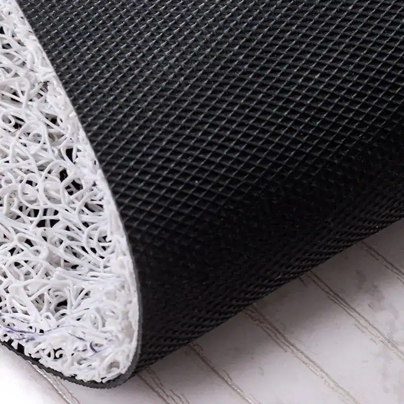 Zwarte badmat met retro patroon en antislip onderkant.