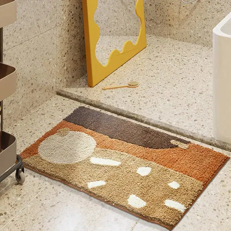 Badmat roestbruin met witte stippen en bruine strepen, antislip badkamermat.