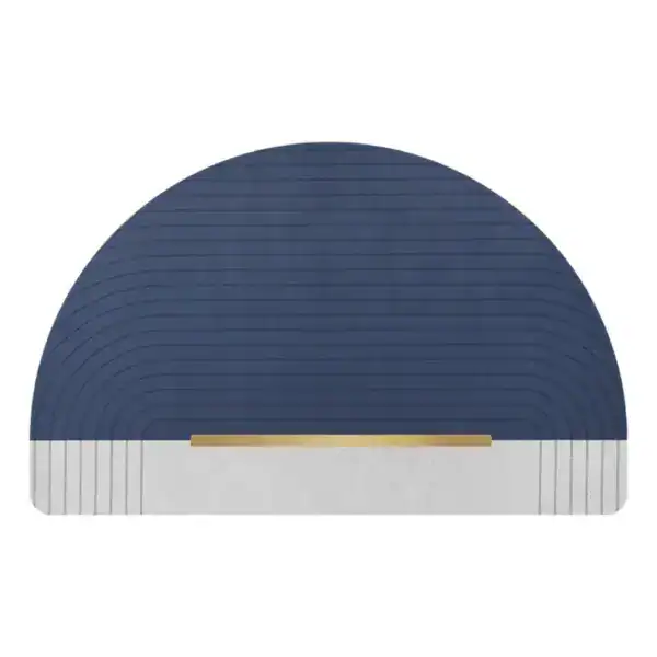 Ronde badmat in blauw met goudkleurige accentstrook en gestreepte textuur.