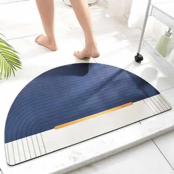 Ronde badmat blauw met goudaccent en gestreepte textuur voor badkamer.