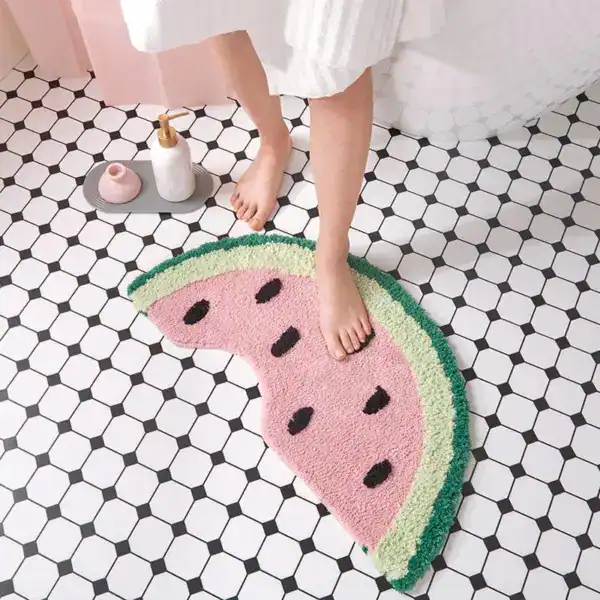 Ronde badmat in vorm van watermeloen, roze en groen, voor badkamer.