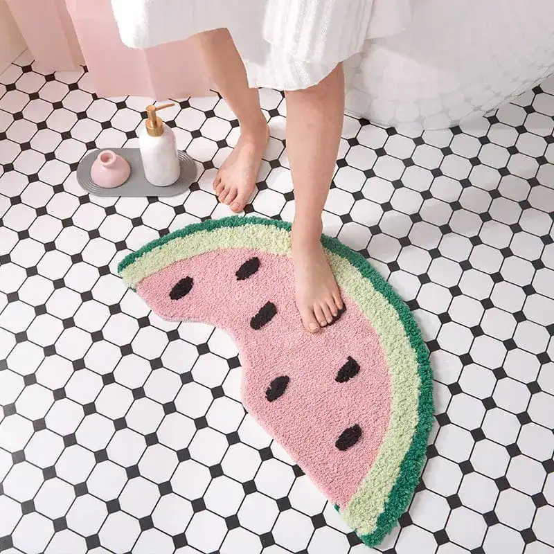 Ronde badmat in vorm van watermeloen, roze en groen, voor badkamer.