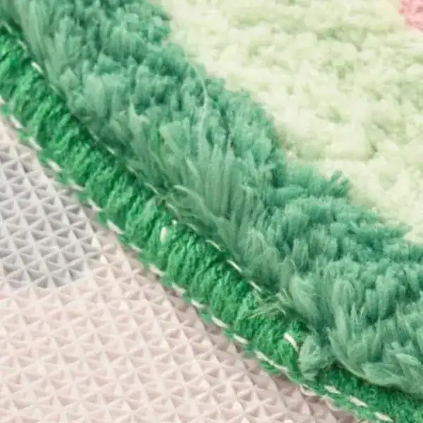 Ronde badmat met groene rand en antislip onderkant.