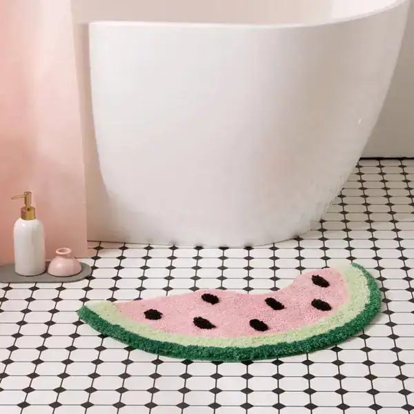 Ronde badmat in watermeloenstijl met roze en groene kleuren, voor badkamer.