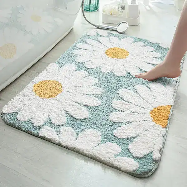 Scandinavische badmat met witte margrietjes en geel hartje, antislip voor badkamer.