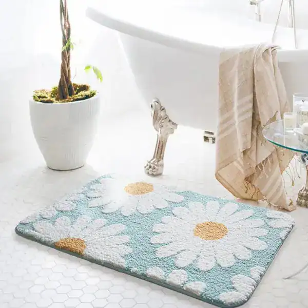 Scandinavische badmat met witte margrietjes op lichtblauwe achtergrond, antislip voor badkamer.