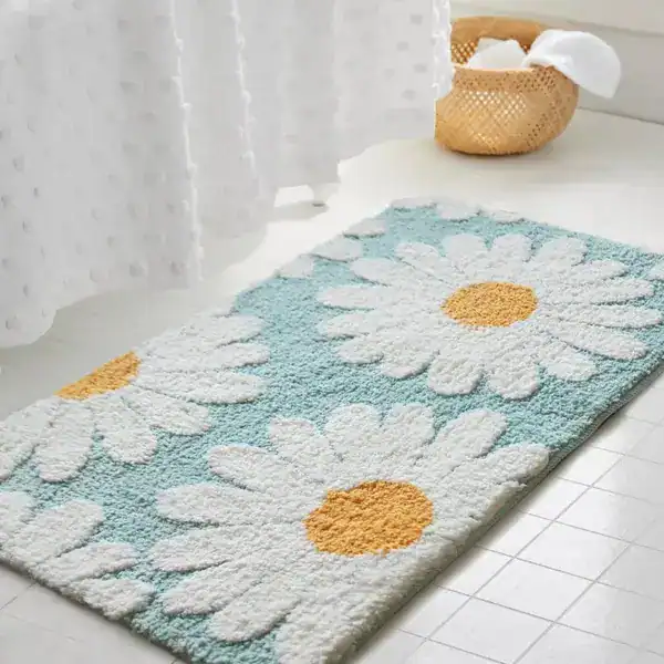 Scandinavische badmat met witte margrietjes op lichtblauwe achtergrond, antislip voor badkamer.
