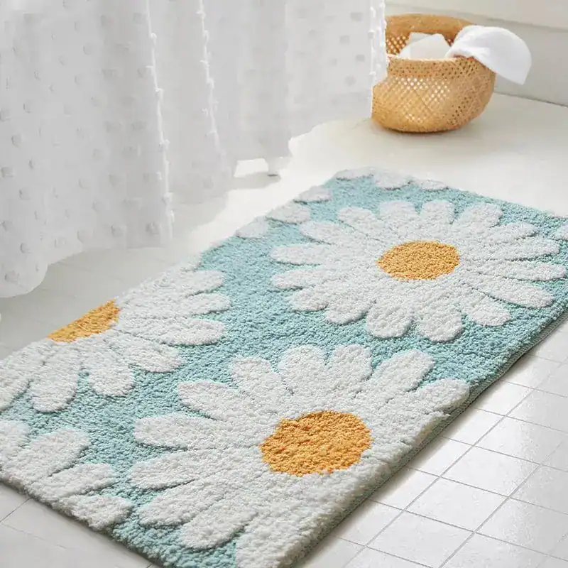 Scandinavische badmat met witte margrietjes op lichtblauwe achtergrond, antislip voor badkamer.