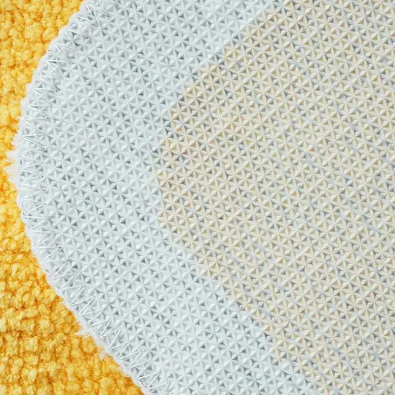 Scandinavische badmat met antislip textuur, wit en geel, voor badkamer.