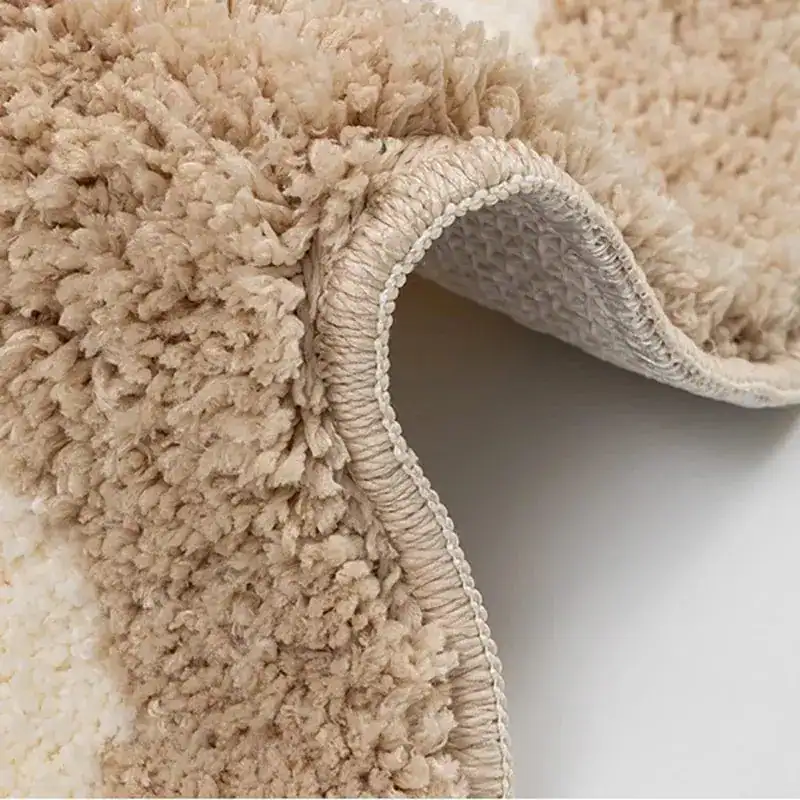 Badmat smal beige met zachte vacht, geschikt voor badkamer en douche.