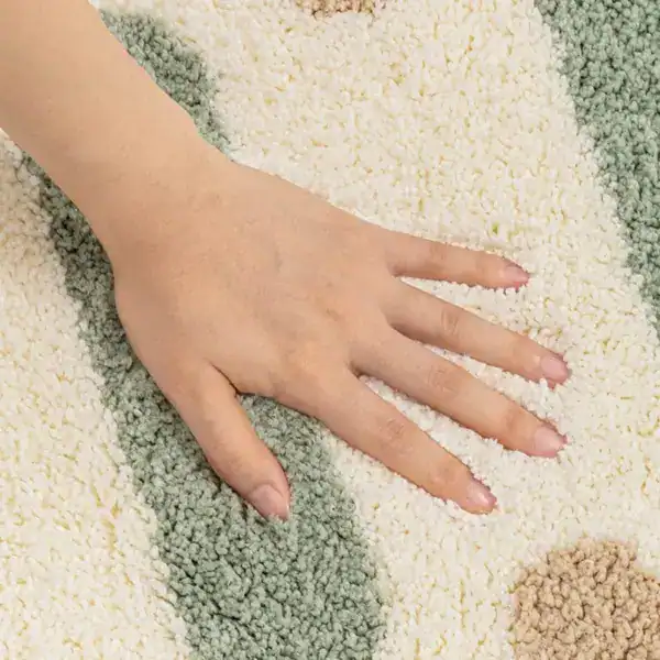 Badmat smal met groene en crèmekleurige strepen, antislip oppervlak.