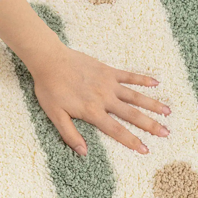 Badmat smal met groene en crèmekleurige strepen, antislip oppervlak.