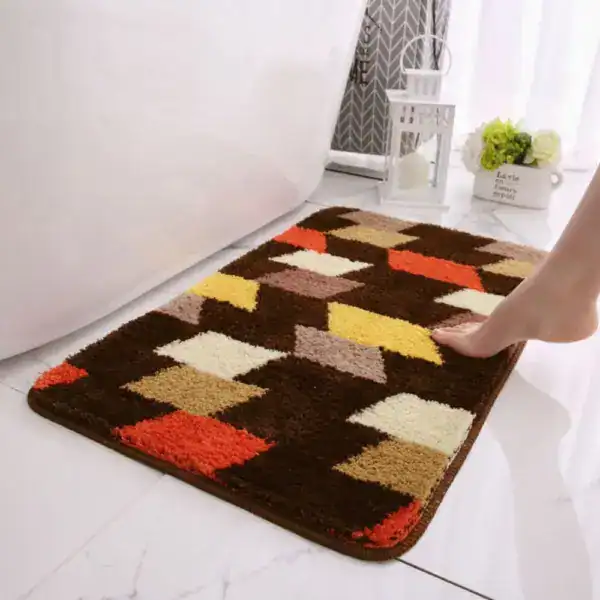 Vierkante badmat met geometrisch patroon in bruin, geel en rood voor badkamer.