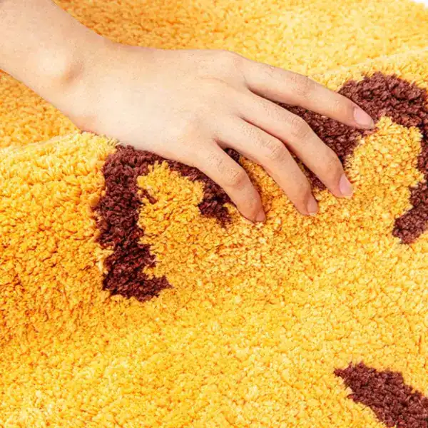 Geel-brown badmat met dierendruk, zacht en antislip.