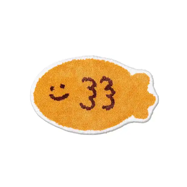 Oranje badmat in vorm van een vis met glimlach en cijfers 33, antislip badkamermat.