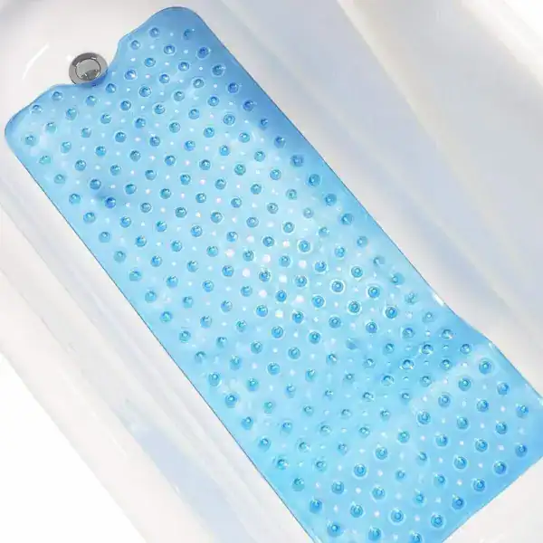 Blauwe badmat met antislip textuur in witte badkuip.