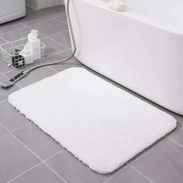 Witte hoogpolige badmat voor de badkamer, antislip, comfortabel en zacht.