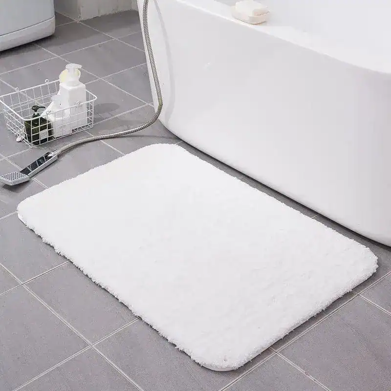 Witte hoogpolige badmat voor de badkamer, antislip, comfortabel en zacht.