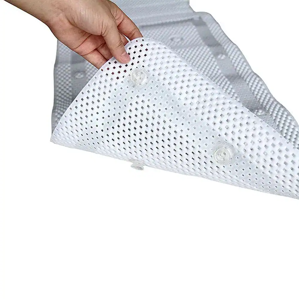 Witte badmat xxl met antislipvoeten en gatenpatroon voor veilig gebruik in de badkamer.
