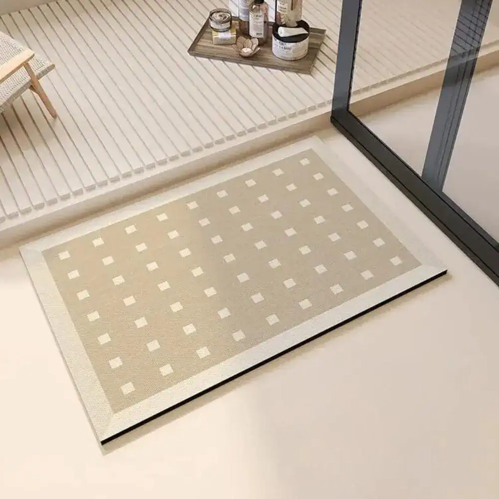 Badmat zandkleur met witte vierkantjes, antislip badkamermat voor douche en bad.