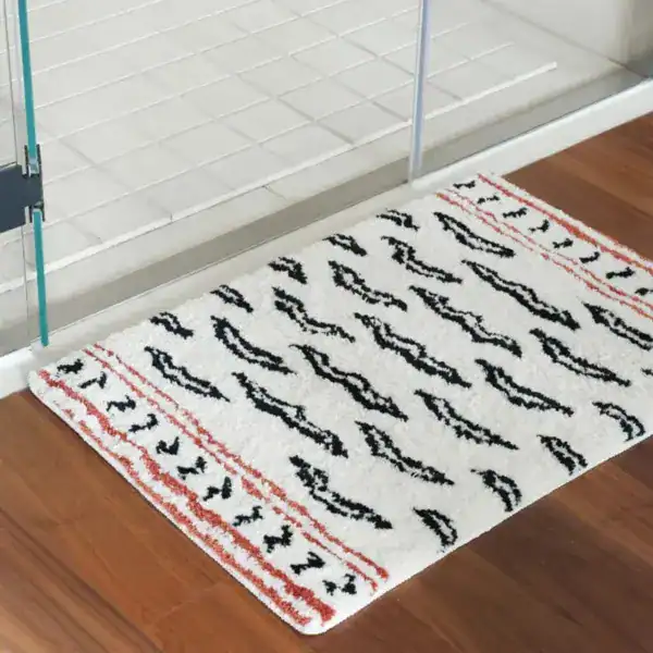 Badmat zwart beige met geometrisch patroon voor badkamer.