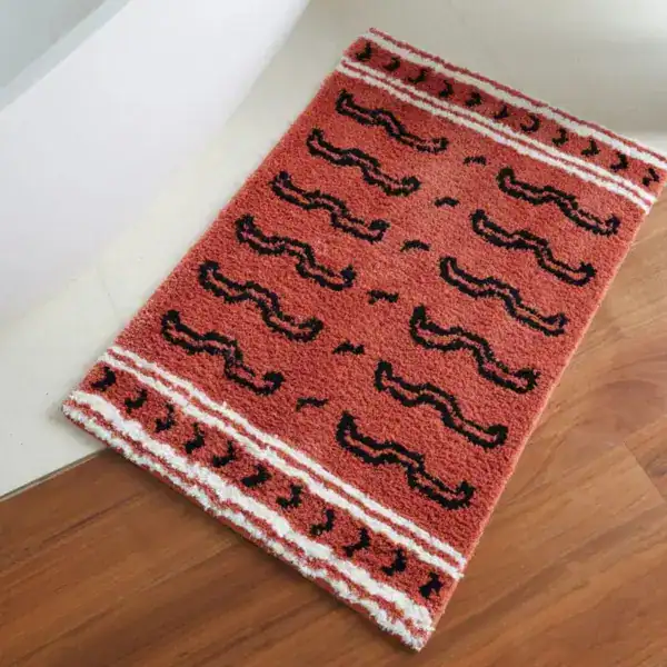 Badmat zwart beige met mustaardkleurige achtergrond en zwarte snorpatronen, antislip badkamermat voor bad of douche.