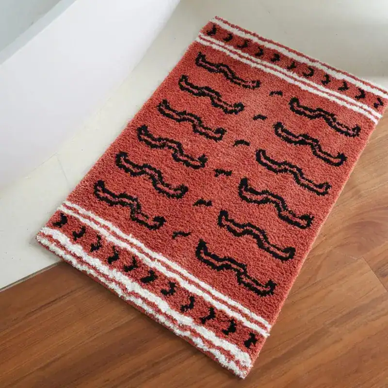 Badmat zwart beige met mustaardkleurige achtergrond en zwarte snorpatronen, antislip badkamermat voor bad of douche.