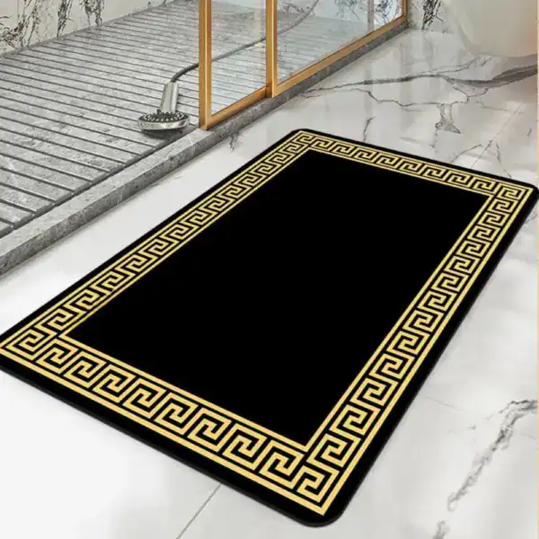 Zwarte badmat met gouden Griekse randpatroon, antislip badkamermat voor douche en bad.