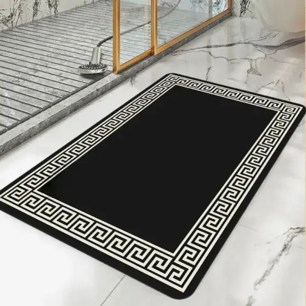 Zwarte badmat met gouden Griekse randpatroon, antislip voor badkamer en douche.