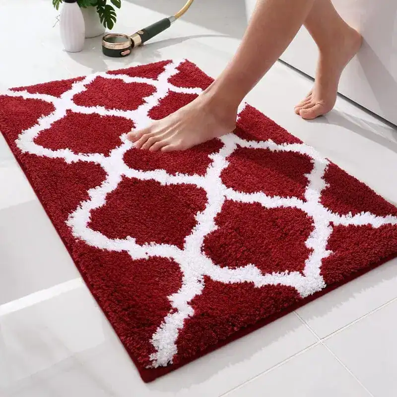Rode badkamermat met witte geometrische patroon, antislip voor bad of douche.