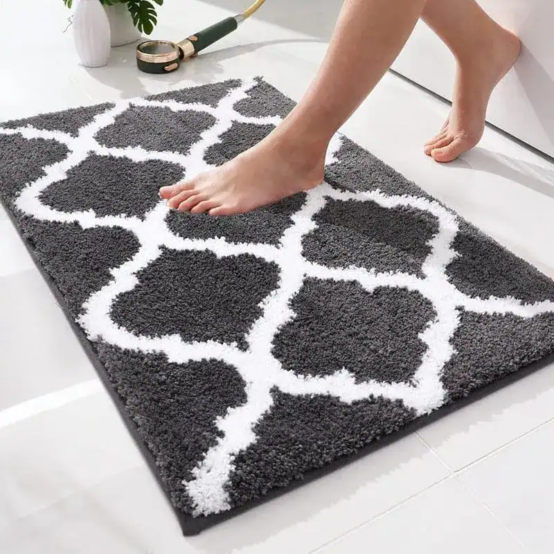 Grote badmat met zwart-wit geometrisch patroon, antislip, voor badkamer.