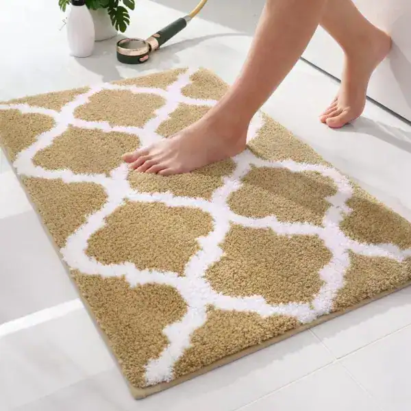 Grote badmat met witte geometrische patroon en zachte textuur voor badkamer.