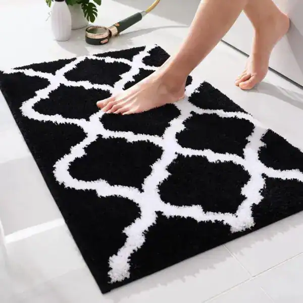 Grote badmat met zwart-wit geometrisch patroon, antislip, voor badkamer.