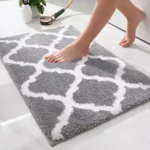 Grote badmat met grijs-wit patroon voor badkamer, antislip en comfortabel.