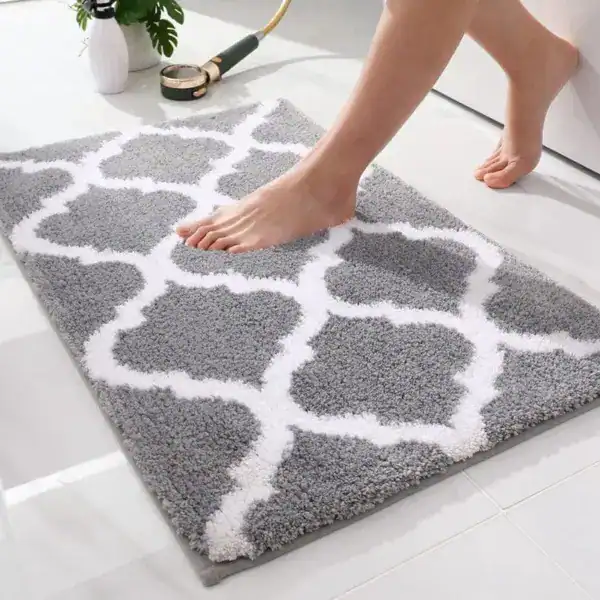 Grote badmat met grijs-wit patroon voor badkamer, antislip en comfortabel.