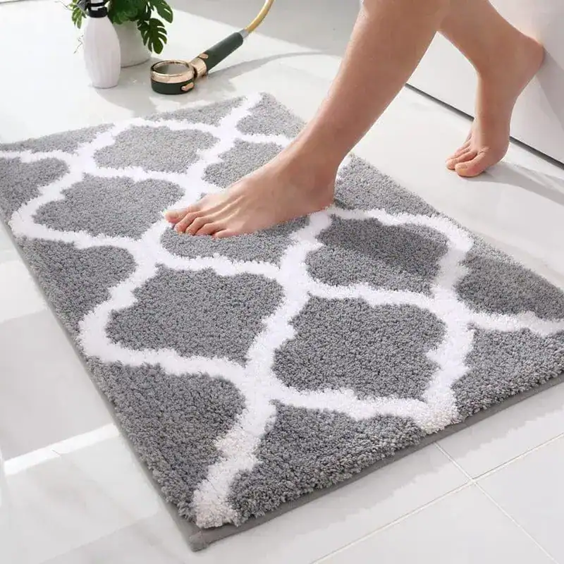 Grote badmat met grijs-wit patroon voor badkamer, antislip en comfortabel.
