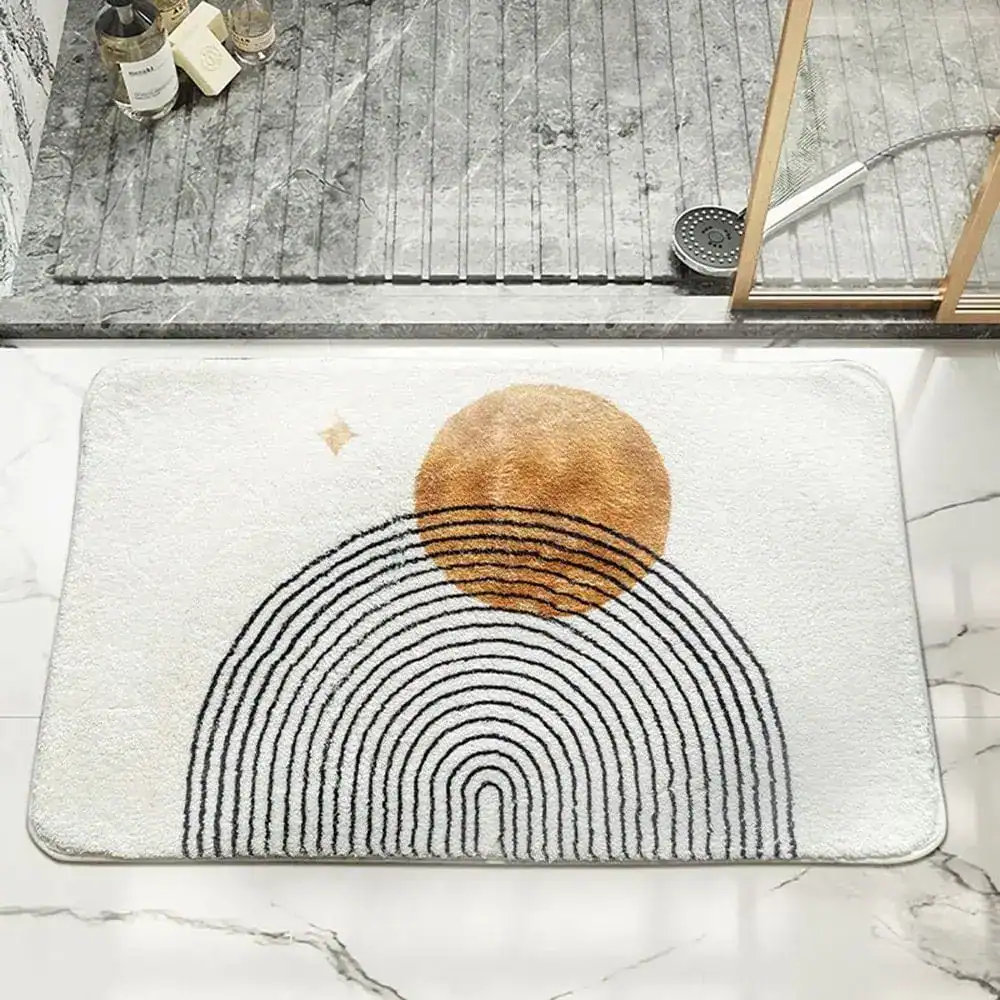 Beige badmat groot met zwart regenboogpatroon en goudkleurige zon, voor badkamer.