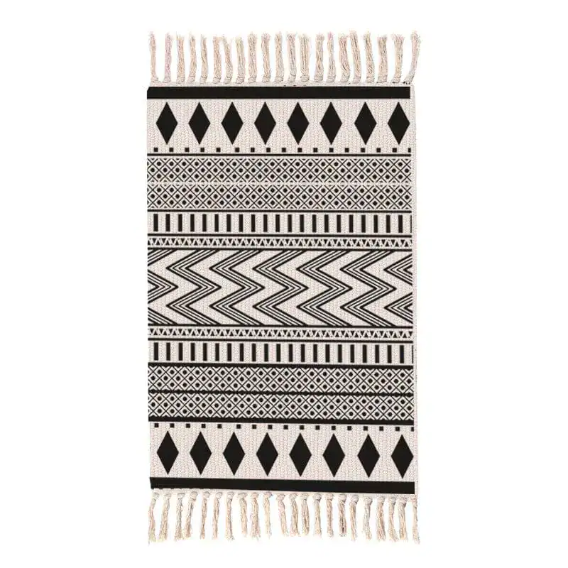 Berber badmat met zwart-wit geometrisch patroon en franje.