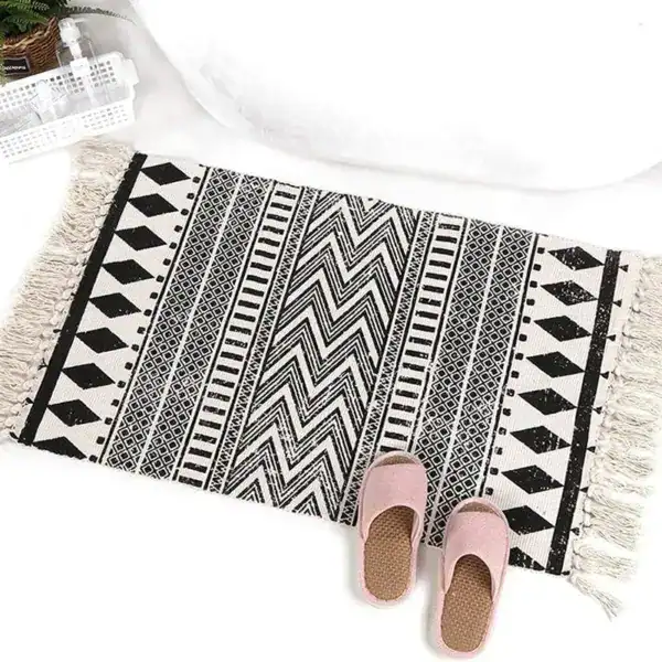 Berber badmat met zwart-wit geometrisch patroon en franje, geschikt voor badkamer.