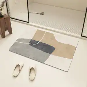 Stijlvolle badmat met geometrisch patroon in grijstinten en beige, voor de badkamer.