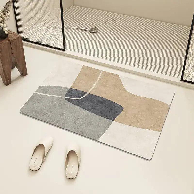 Stijlvolle badmat met geometrisch patroon in grijstinten en beige, voor de badkamer.
