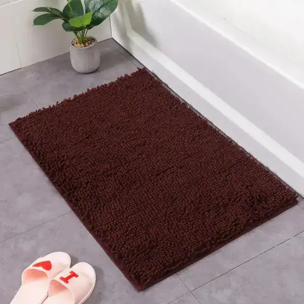 Donkerbruine chenille badmat 60x90 voor de badkamer, antislip en comfortabel.