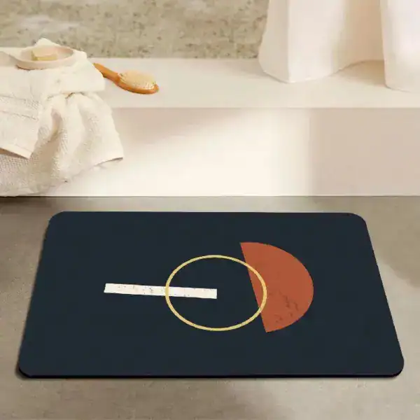 Donkere badmat met geometrisch ontwerp in oranje en goud, voor een moderne badkamer.