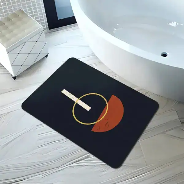 Zwart design badmat met goud en oranje geometrisch patroon voor badkamer.