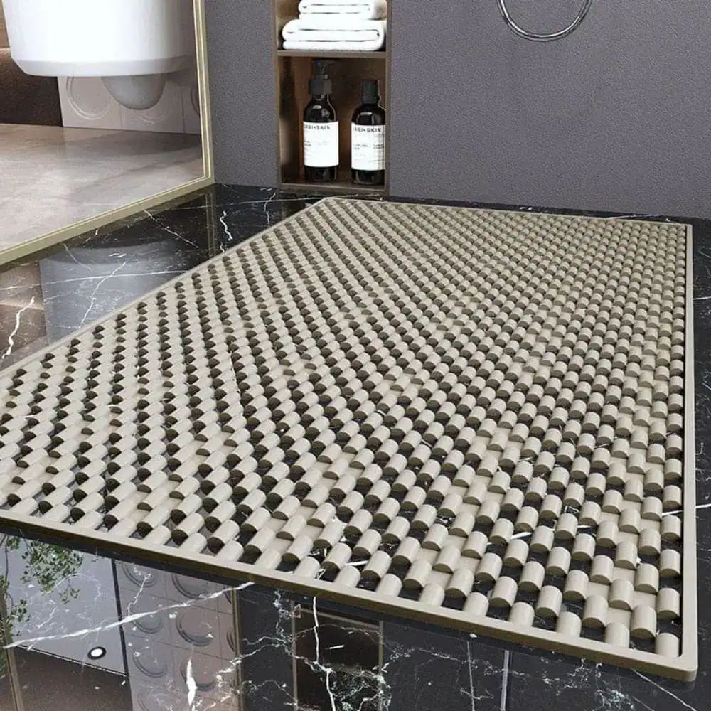 Grote antislip douchemat met ronde noppen, beige kleur, voor badkamer.