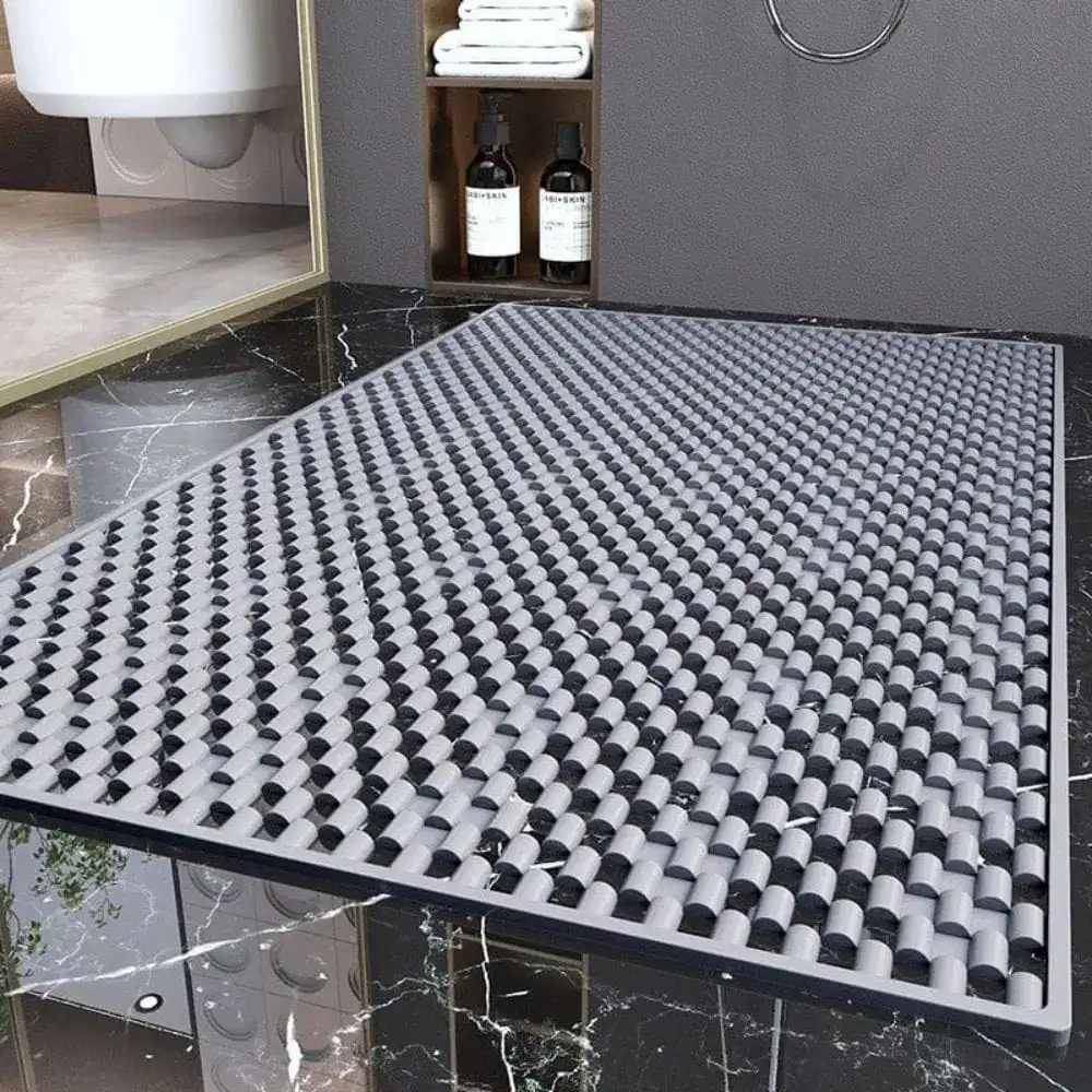 Grote antislip douchemat met zwart-wit patroon voor badkamer.