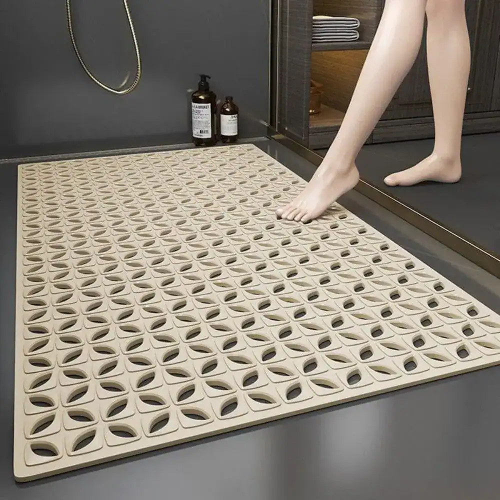 Grote antislip douchemat in beige met gatenpatroon voor badkamer.